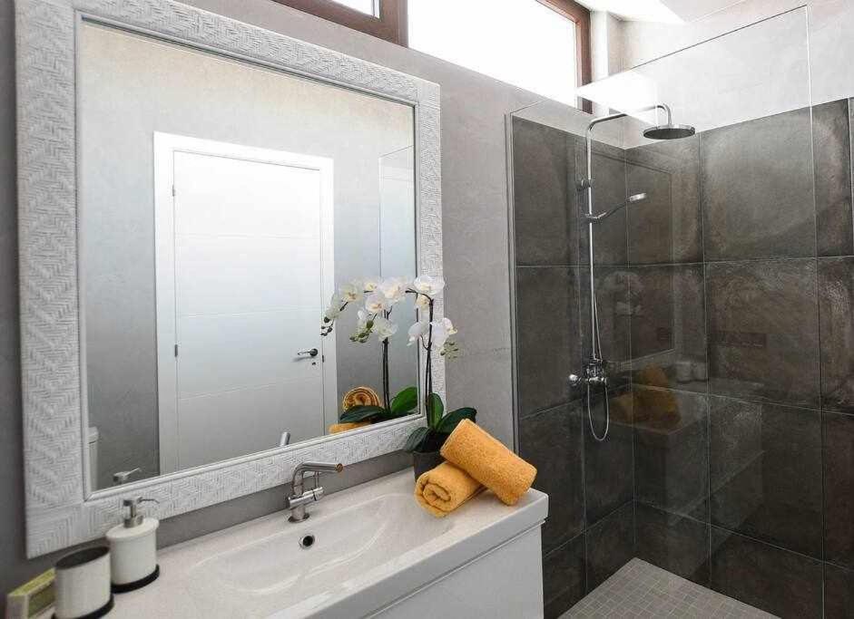Villa Ponzos Chalet Independiente Y Privado Triquivijate Bagian luar foto